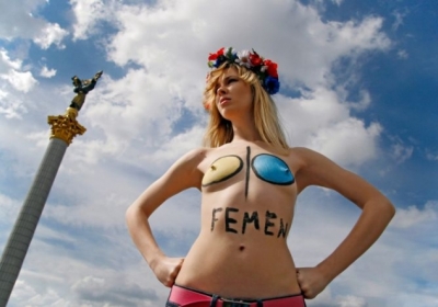 Акція FEMEN з хрестом – як сцена із специфічного порнофільму