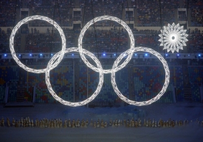 Представление Олимпийских колец во время церемонии открытия зимних Олимпийских игр в Сочи 7 февраля 2014 года. Фото: YURI KADOBNOV via Getty Images