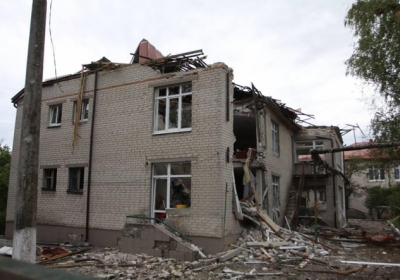 В Марьинке из-за обстрела террористами люди остаются под завалами домов