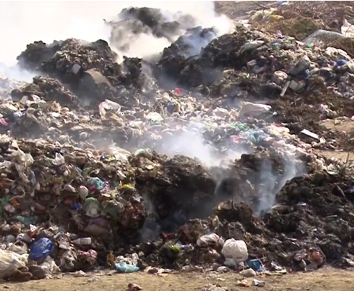 На Одещині селяни охороняють сміттєзвалище від львівського сміття
