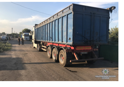 Дві вантажівки з львівським сміттям затримали на Черкащині