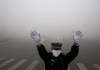 Над північчю Китаю згущується смог: перехожі не бачать один одного
