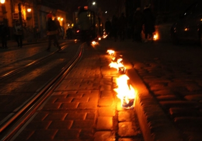 Во Львове участники факельного шествия оставили факелы догорать на дорогах (фото)