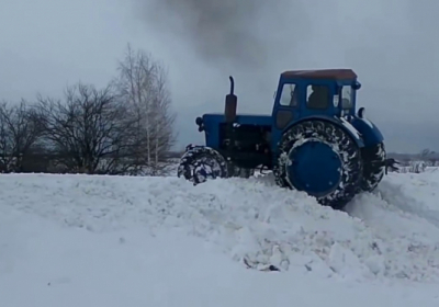 На Тернопольщине мужчина угнал трактор, чтобы расчистить дороги от снега