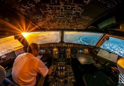 Яким пілот літака бачить захід сонця (фото)
