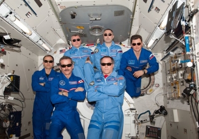 Екіпаж 34, Міжнародної космічної станції, позує для портрета команди в сонцезахисних окулярах. Фото: NASA