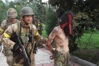 Українські бійці ведуть полоненого у Дзержинську