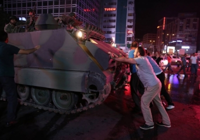 Прихильники Ердогана вийшли в Стамбулі та Анкарі: в сутичках є поранені
