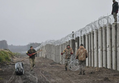 На кордоні з білоруссю Україна зводить стіну: фото