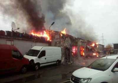 В Киеве на СТО сгорели семь автомобилей