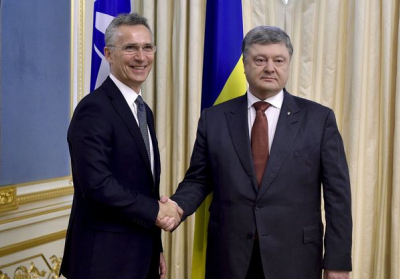 Порошенко и Столтенберг договорились созвать срочное заседание комиссии Украина-НАТО