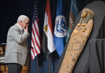 Митні служби аеропорту Майямі були ошелешені, виявивши цей єгипетський саркофаг віком 3 тисячі років. Досить дивний «багаж» для вивезення з Іспанії. Захі Хавасс, колишній тоді главою Верховної ради Єгипту з антикваріату (ліворуч) приїхав до США, щоб забрати саркофаг, який, як вважають, був вкрадений з Єгипту понад 100 років тому. Фото: AFP