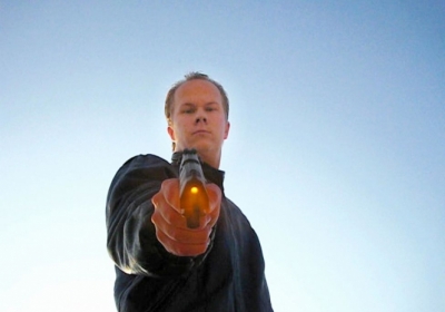 Каухайокі, Фінляндія. Матті Юхані Саарі направляє пістолет в камеру під час відео, яке він виклав на YouTube. 23 вересня 2008 Саарі влаштував стрілянину в старшій школі, убивши 10 осіб, а потім пустив собі кулю в лоб. Фото: AFP