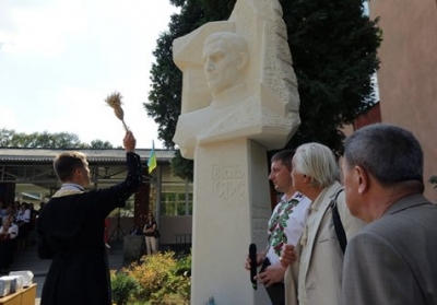 Во Львове открыли памятник Василию Стусу