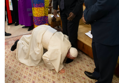 Папа Римский поцеловал ноги лидерам Южного Судана, призвав их не возвращаться к войне