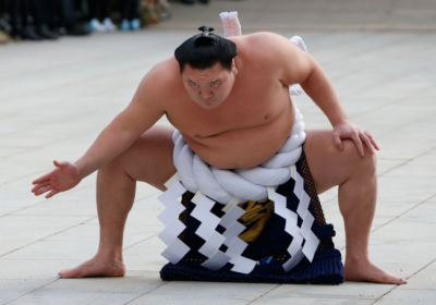 Сумоист Хакухо исполняет ритуальные движения перед началом поединка сумо, Токио, Япония, 7 января 2016 Фото: AP Photo / Shizuo Kambayashi