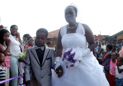 В Африці одружились 8-річний наречений і 61-річна молода