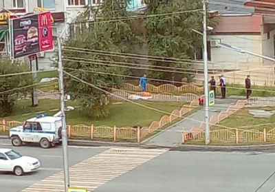 У російському Сургуті чоловік напав з ножем на перехожих: восьмеро постраждалих
