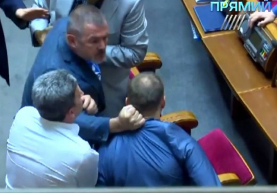 В сессионном зале Верховной Рады произошла стычка между Березой и Долженковым