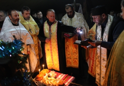 Молитвы на баррикадах: священники на Грушевского молятся перед границей 