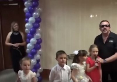На детском празднике в России спели песню группы 
