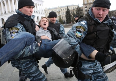 В Києві люди в формі українських міліціонерів активно міняють російські рублі на гривні