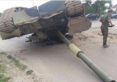 В России перевернулся танк с военной колонны, - ФОТО