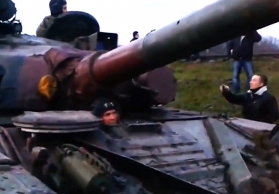 Возле Славянска самооборона остановила танк, - видео