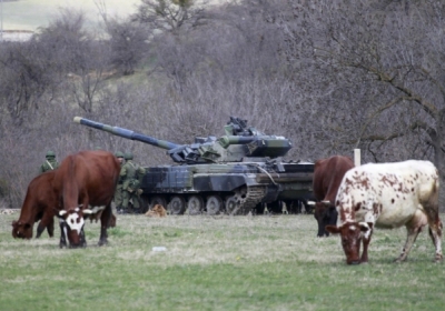 Українські танки вивозять з Криму