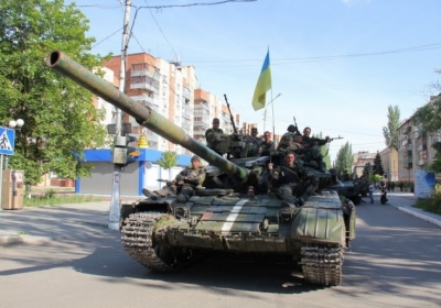 На Донбасі українські військові розгромили склад зброї терористів, - відео