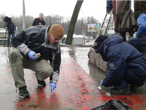 Активисты отмыли киевский памятник Телиге, разрисованный вандалами, - ФОТО