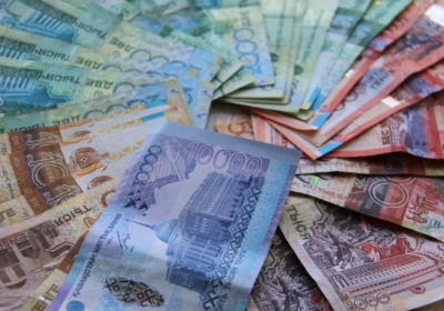 Нацвалюта Казахстана за сутки упала на 26% по отношению к доллару