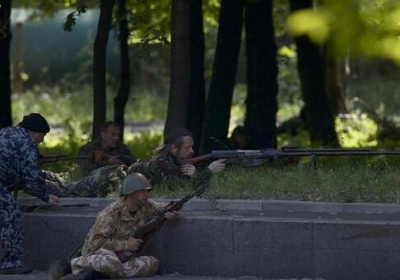 У Луганську бойовик з окриками 
