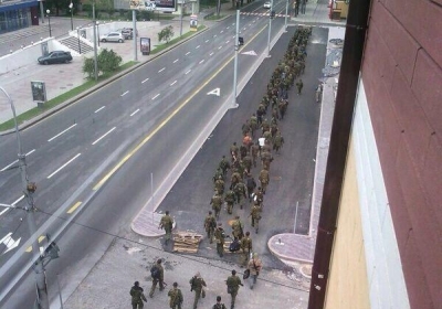 Террористы колоннами разгуливают по Донецку: местных допрашивают прямо на улицах, - фото, видео