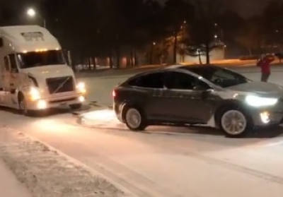 Електромобіль Tesla витягнув зі снігового замету вантажівку, - ВІДЕО