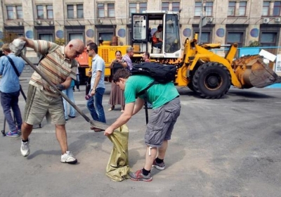 Майдан після толоки: Хрещатик звільнили для проїзду автомобілів, - фото, відео