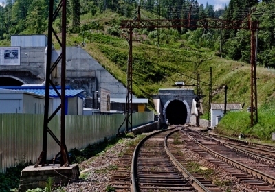 На Львовщине неизвестные совершили нападение на железнодорожный тоннель в Карпатах, ранен охранник