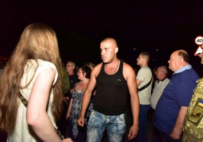 В Торецке местные жители пытались заблокировать украинских военных, - ФОТО