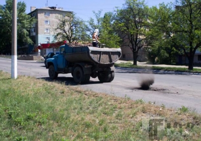 Селяни перекрили дорогу на Буковині: вимагають грошей на її ремонт 