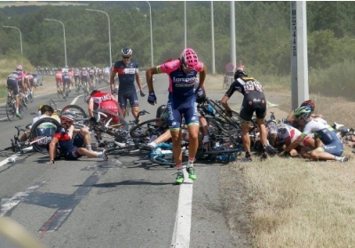 Несколько десятков велосипедистов пострадали в аварии на Tour de France
