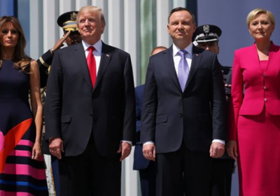 Перша леді Польщі не потиснула простягнуту руку Трампа, - ВІДЕО
