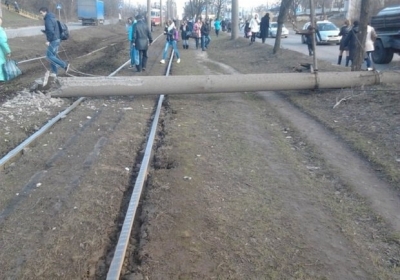 В Харькове трамвай сошел с рельсов, снес столб и врезался в другой