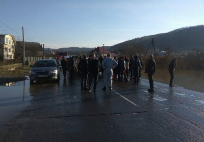 В селе на Закарпатье люди перекрыли трассу из-за того, что никто не приехал откачивать воду