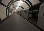 Порожні вагони на покинутій станції метро Олдвіч в Лондоні. Фото: Bradley Garrett