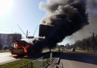 Во Львове на проезжей части загорелся троллейбус, - фото