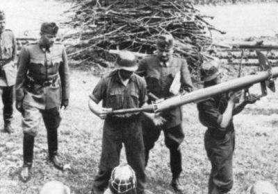 Навчання угорських вояків роботі з протитанковим гранатометом, Карпати, 1944 р.