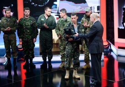 Девять защитников Донецкого аэропорта получили именное оружие от Турчинова
