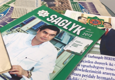 Жителям Туркменістану заборонили підтиратися газетами з портретом президента
