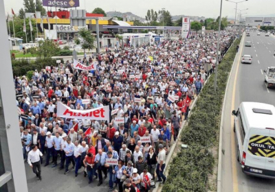 Тысячи турок пришли из Анкары в Стамбул в 