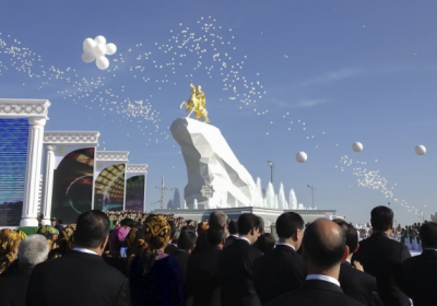 Президент Туркменистана установил себе 21-метровый памятник